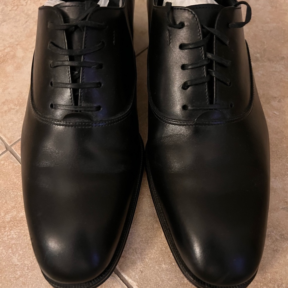 Ferragamo Men shoe size 6 1/2. In excellent condition.